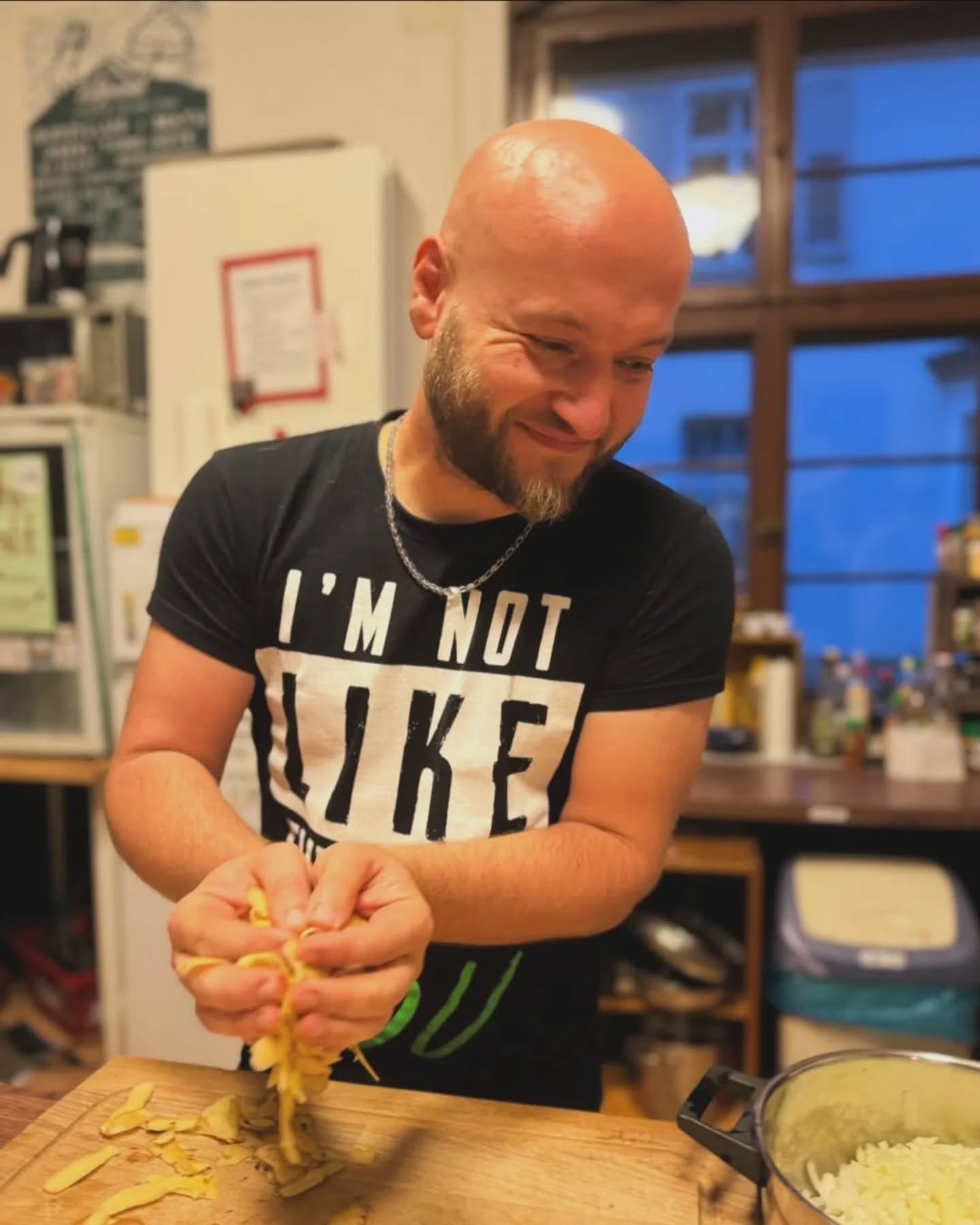 Am Montag, 2.03 um 18:30 kocht Alex eine vegane Chilli sin Carne mit uns. Kommt rum - wir freuen uns über neue Gesichter. Jede*r ist willkommen :)