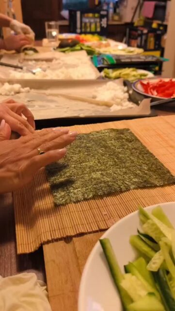 That's how we rollin'
Sushi mit Serhii als Chefkoch. Jeder konnte sich selbst was zusammenrollen oder seine Kreationen mit anderen tauschen. Die Kosten haben wir auf 5€ pro Person gedeckelt. Ein wunderbarer Abend!