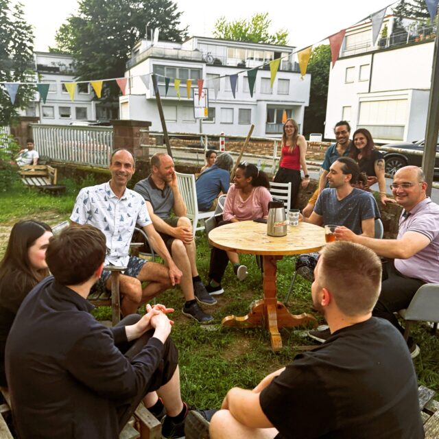 Das Wetter war schön, und so aßen und saßen wir noch eine Weile lang draußen, quatschten und spielten Spiele. So gut unterhalten wie wir alle waren, vergaßen wir natürlich (wie so oft) Bilder vom Essen zu machen, daher ist hier nur noch eine einsame Teekanne zu sehen ;)