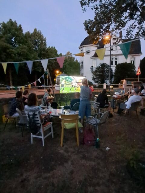 Diesmal gab's ein Salat-Mitbringbuffet, schöne Gespräche im Garten und danach noch das Deutschland-Spiel. Von Verena lernten wir das Wort des Tages: retro-nasal - der Geschmack ganz hinten im Mund, der eigtl. durch die Nase zustande kommt. Und mit Chris erörterten wir die Tücken der Mercator-Projektion (Kartendarstellung, die zu den Polen hin stark verzerrt). Und Kevin aß einen ganzen Teller voller Glasnudeln (last Slide), da ihm dafür 5€ geboten wurden. Diese wohlverdienten 5€ lehnte er aus Bescheidenheit dann allerdings doch wieder ab.