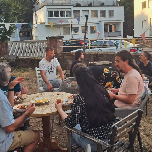 Heute bereitete Stefan mir uns einen sommerlichen Bohneneintopf mit Feta und Ofenbrot zu. Diesen genossen wir dann im mittlerweile vertrockneten Garten der Zepp, wo sich die letzten von uns noch von einer Katze beobachten ließen (letzte Slide)